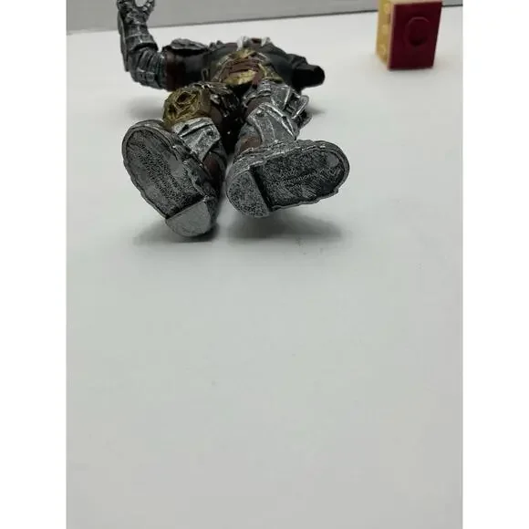 THQ Darksiders War Horseman of the Apocalypse Action Figure {for Parts) No Arm - Picture 3 of 5